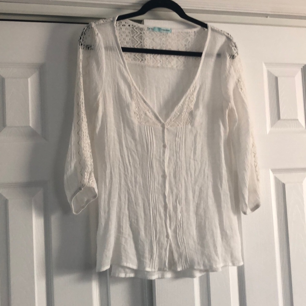 Women’s blouse with lace